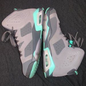 BIG KIDS AIR JORDAN RETRO 6 // size 5.5 youth